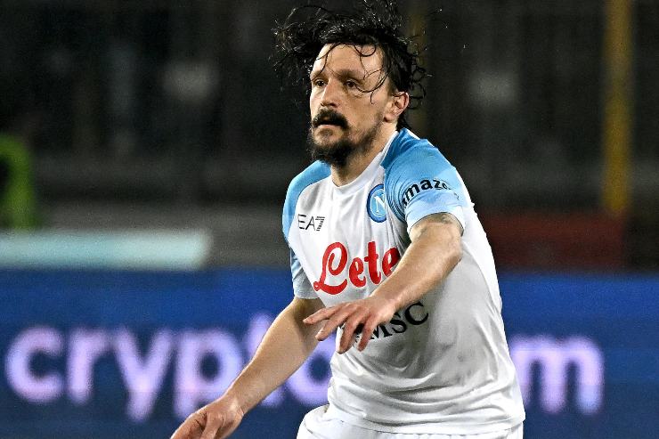Mario Rui in campo con la maglia del Napoli prima dell'addio
