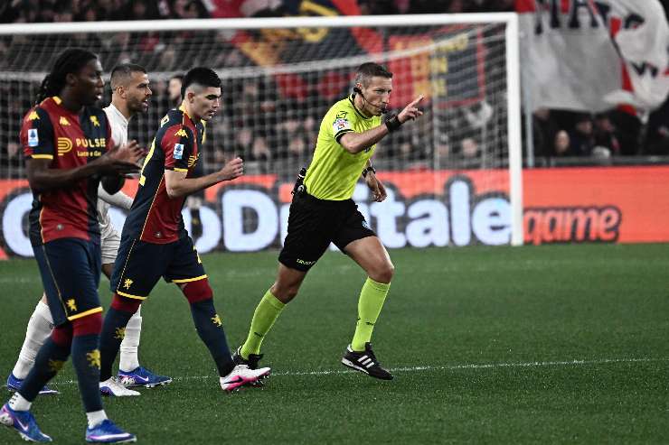 L'arbitro Massa assegna un rigore al Napoli nella gara contro il Genoa