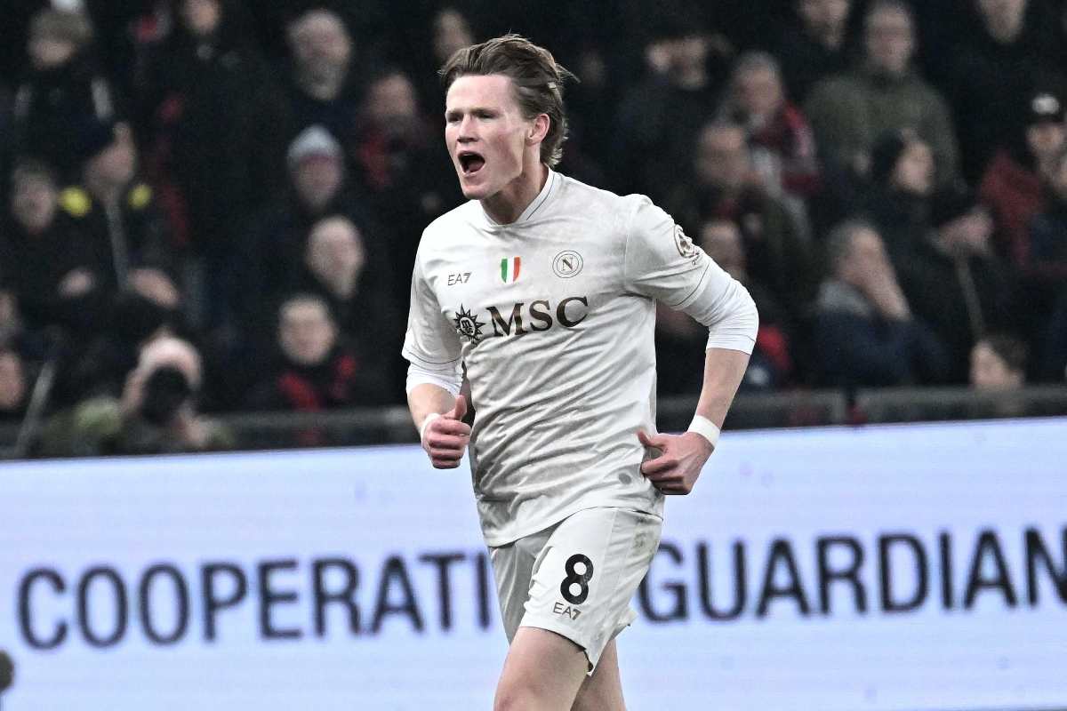 Scott McTominay esulta dopo un gol segnato con il Napoli