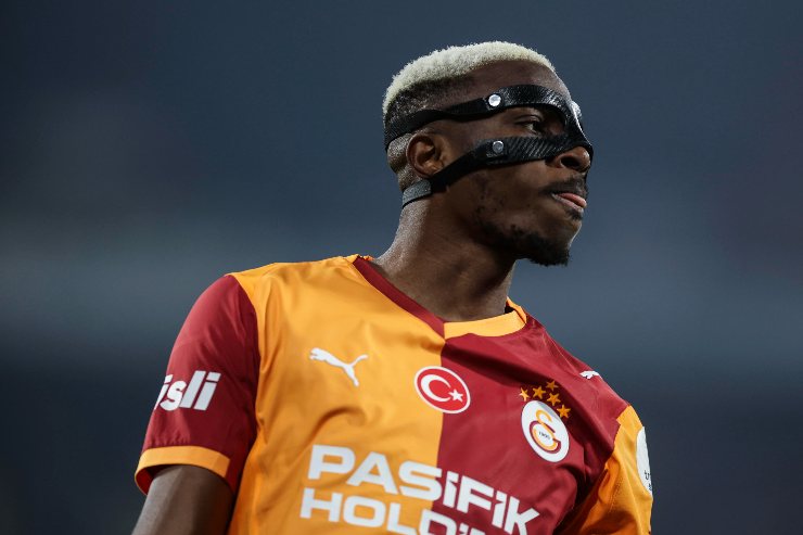 Osimhen durante una partita del Galatasaray. dopo l'addio al Napoli
