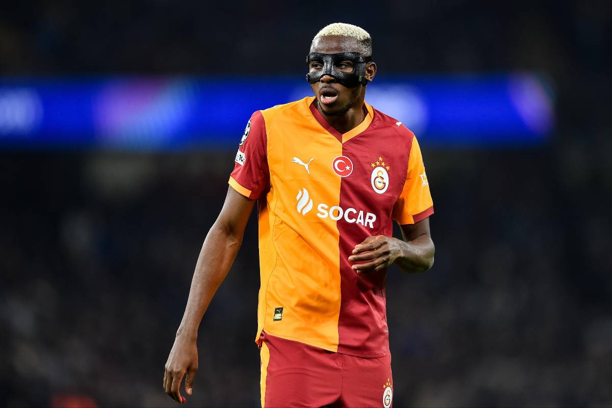 Victor Osimhen osserva in campo durante una partita del Galatasaray