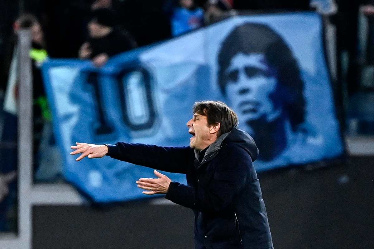 Antonio Conte in primo piano. Il tecnico del Napoli recupera alcuni calciatori dopo gli infortuni