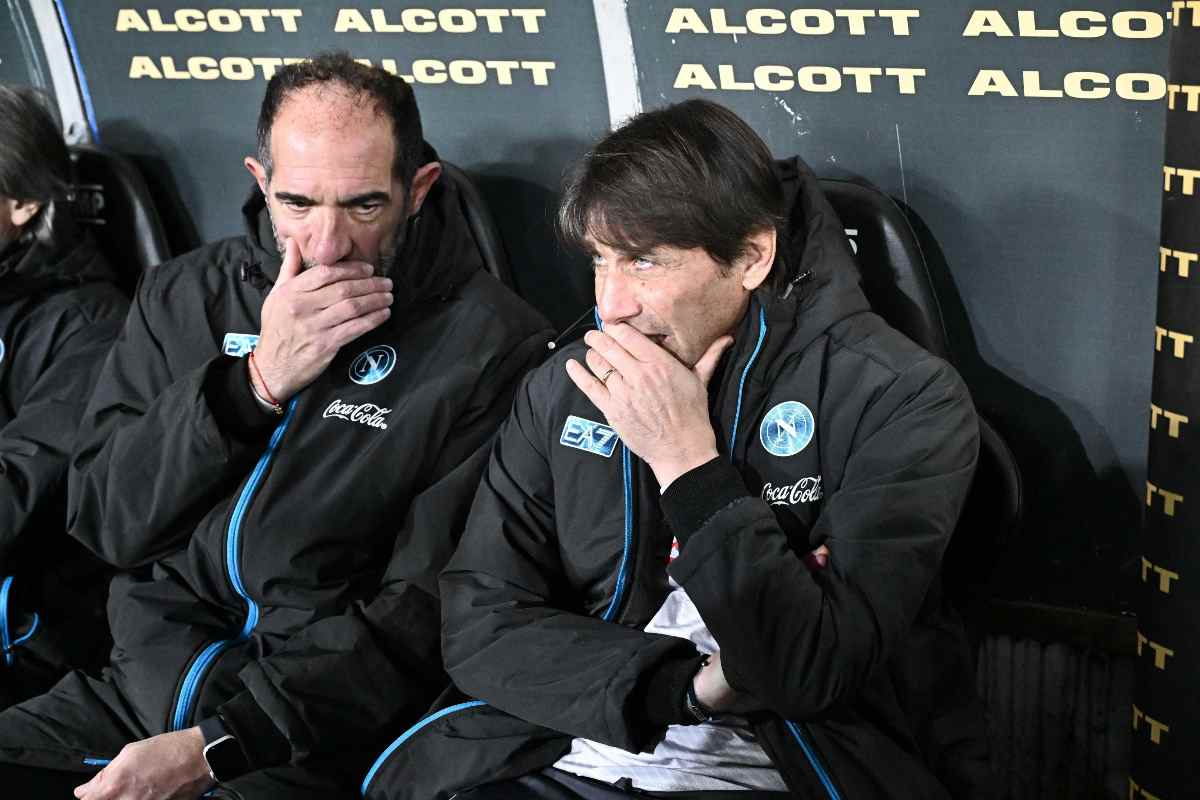 Antonio Conte parla con il suo vice Stellini durante la partita fra Genoa e Napoli