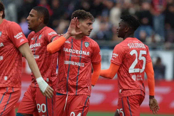 Il Cagliari esulta dopo aver segnato un gol con Sebastiano Esposito