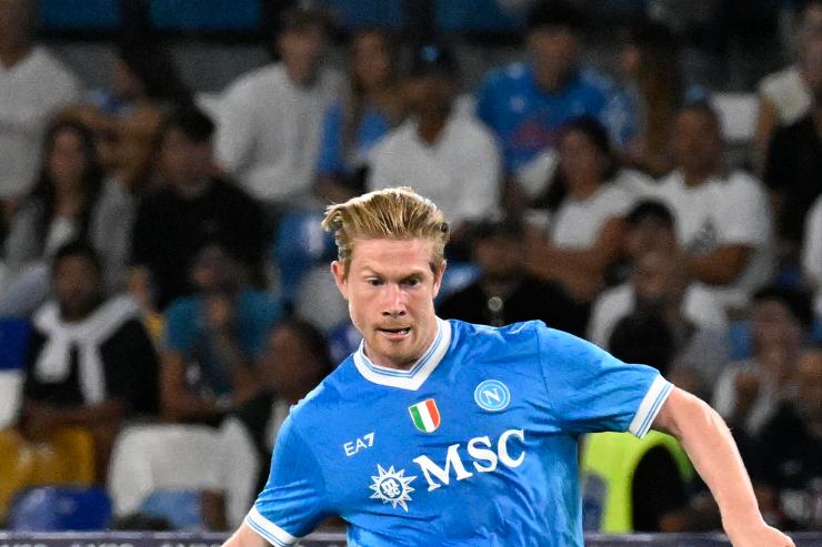 De Bruyne in campo con la maglia del Napoli al Maradona