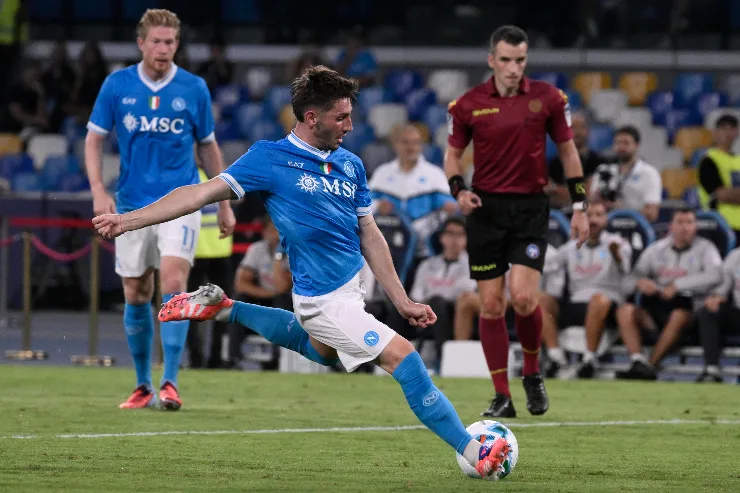 Gilmour in campo al Maradona durante una sfida di campionato del Napoli