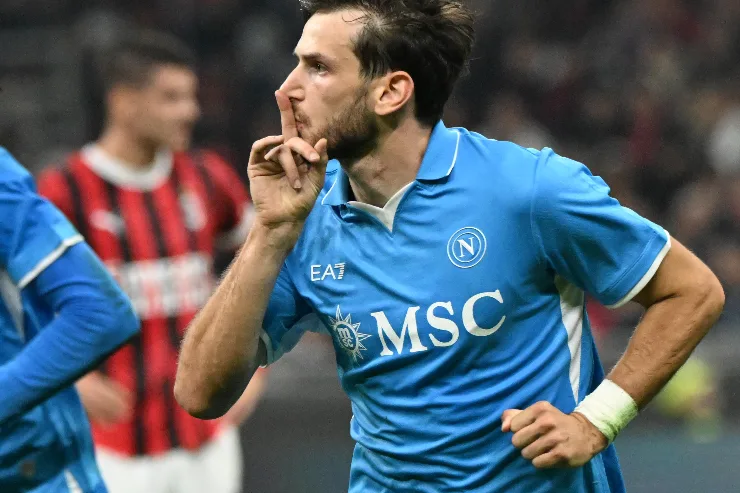 Kvaratskheliain campo con la maglia del Napoli nel 2024