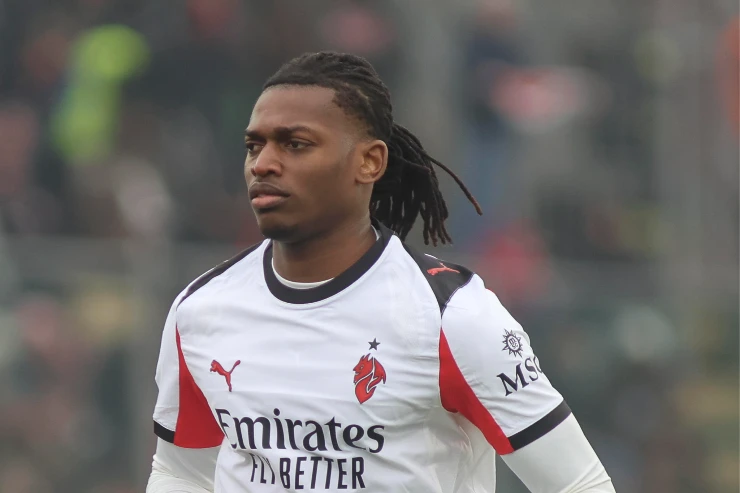 Rafael Leao in campo con la maglia del Milan durante una sfida di Serie A