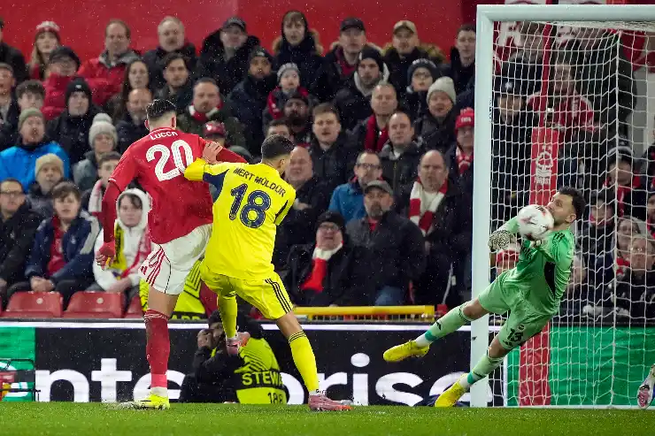 Lorenzo Lucca in campo con il Nottingham Forrest in un match di Europa League