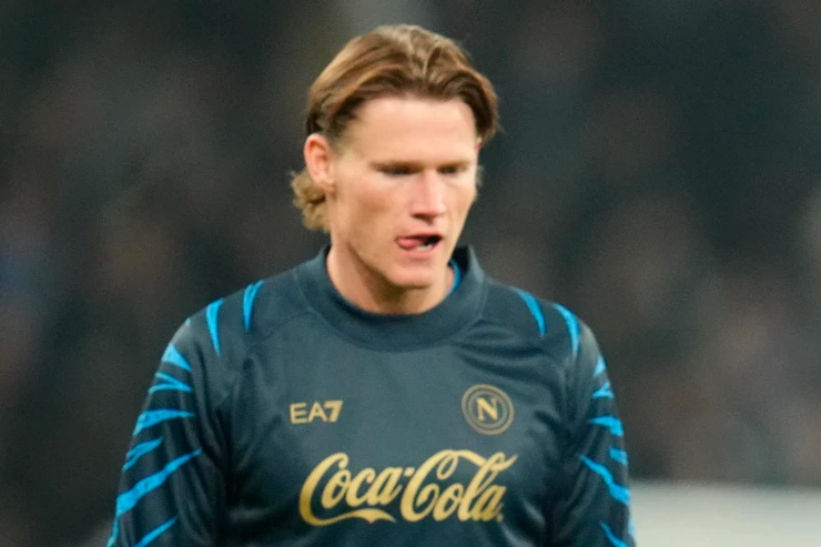 McTominay perplesso durante un allenamento del Napoli