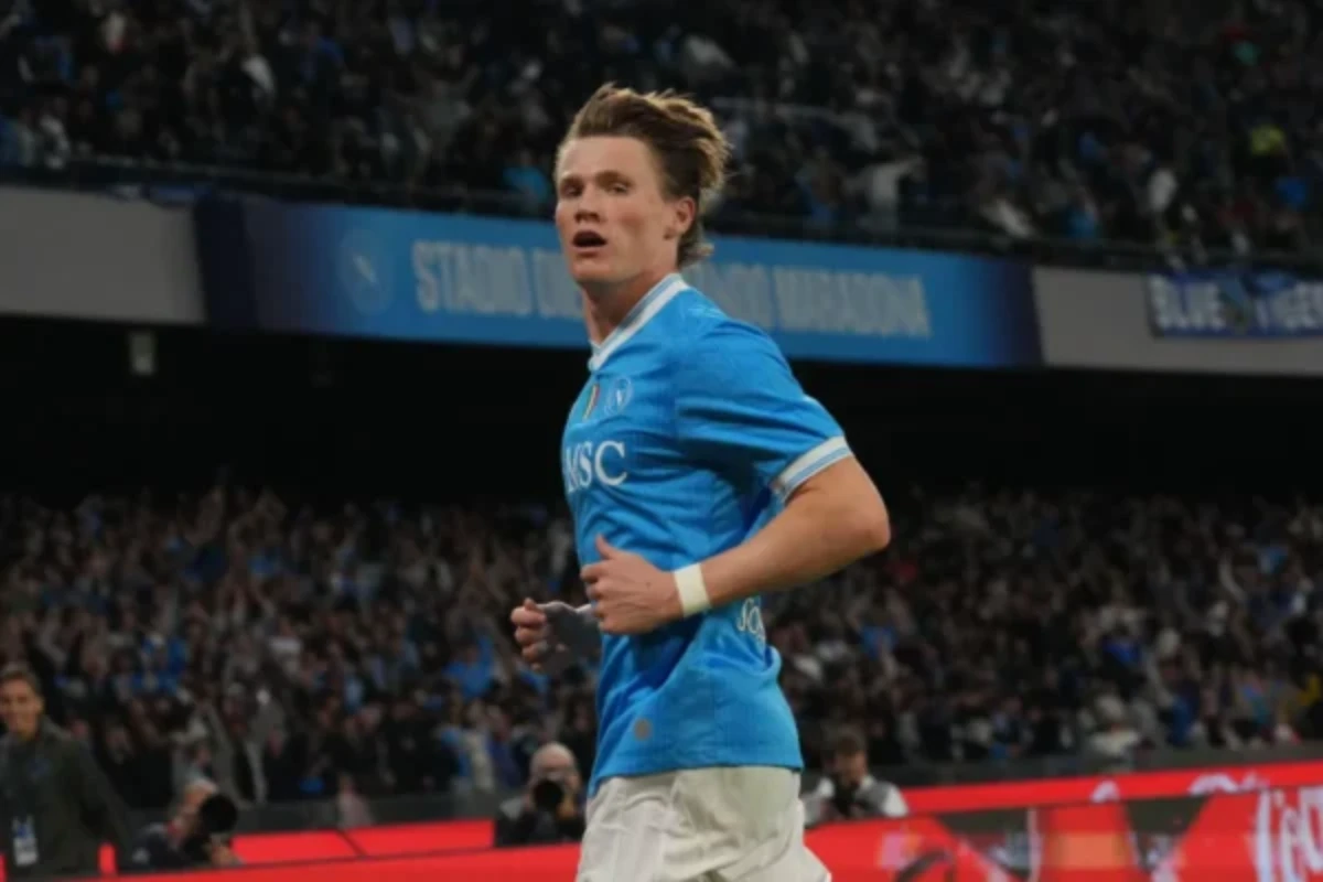 Scott McTominay esulta con la maglia del Napoli