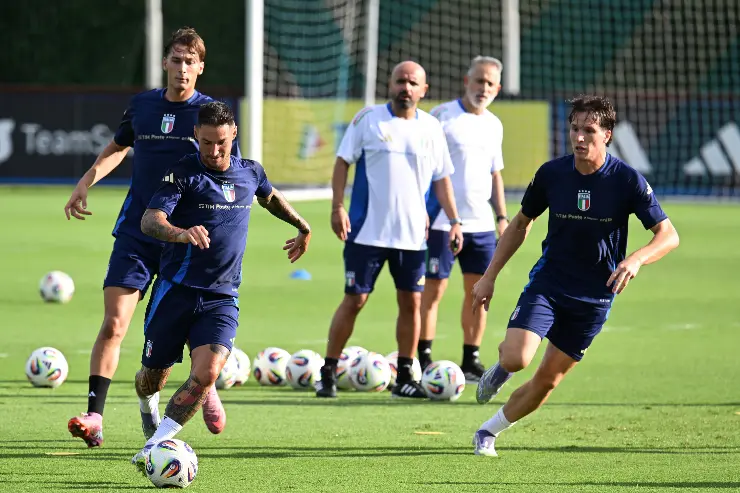 Matteo Politano durante l'allenamento a Coverciano con la Nazionale