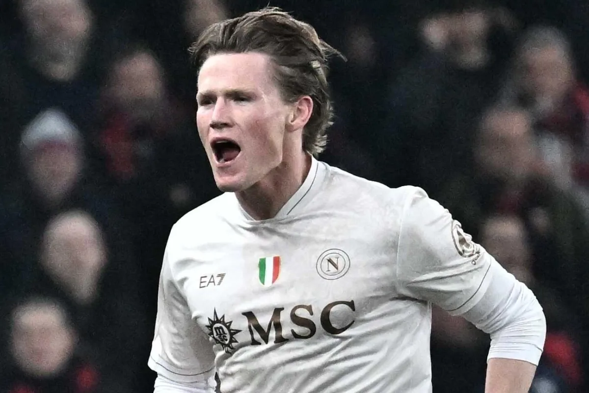 Scott McTominay esulta con la maglia del Napoli