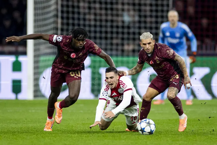 Singo in campo contro l'Ajax. 