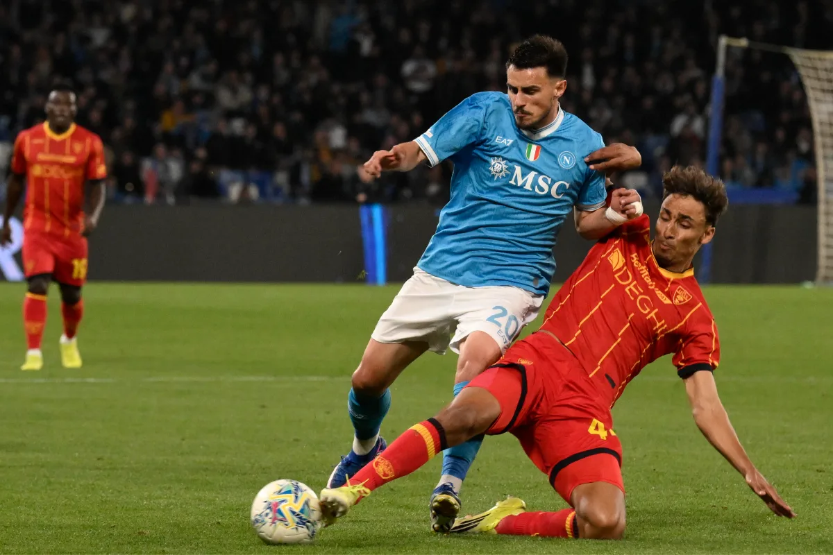 Napoli sul difensore del Lecce.