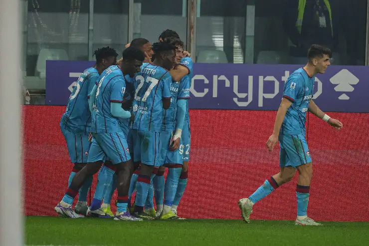 Cagliari festeggia al gol realizzato.