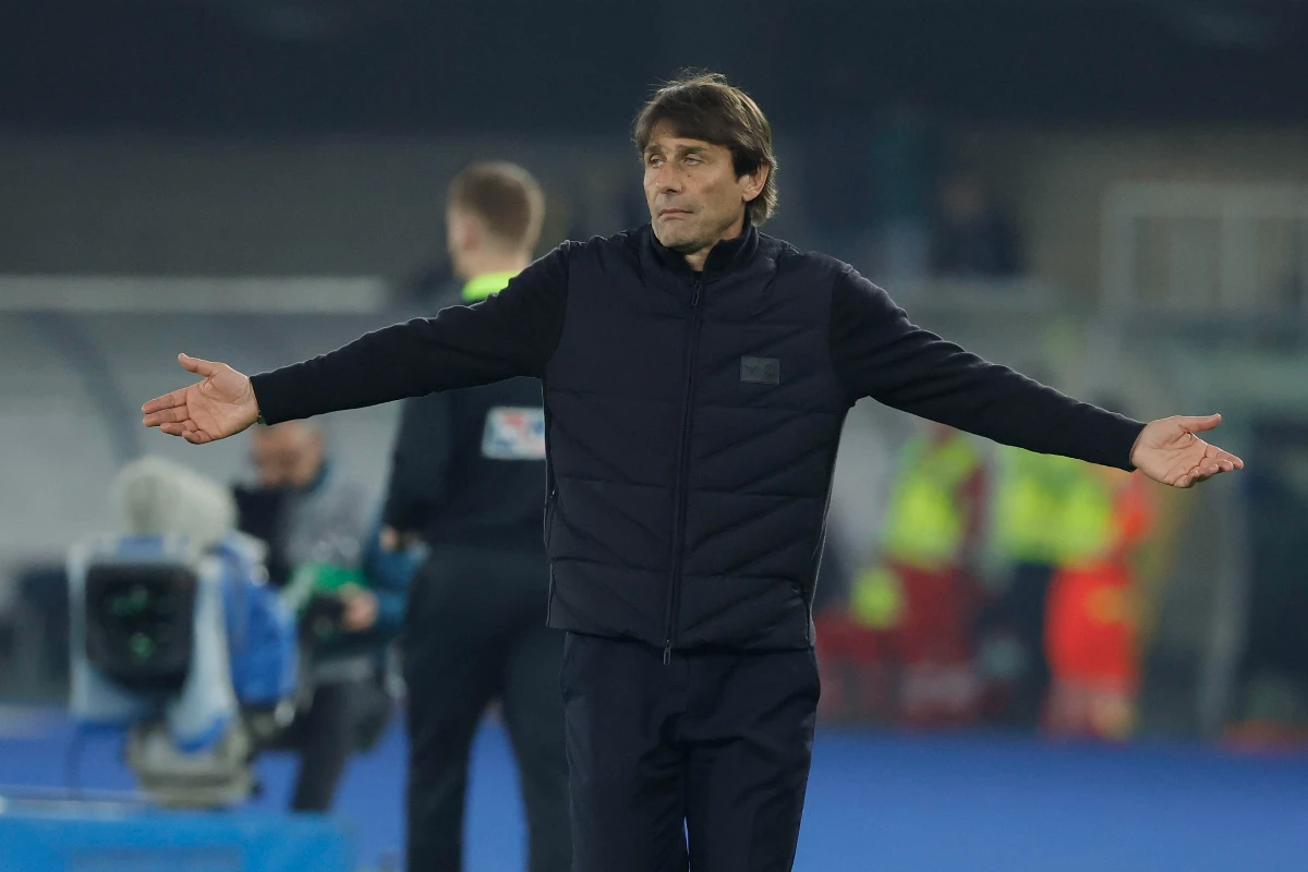 Conte allarga le braccia durante la partita del Napoli