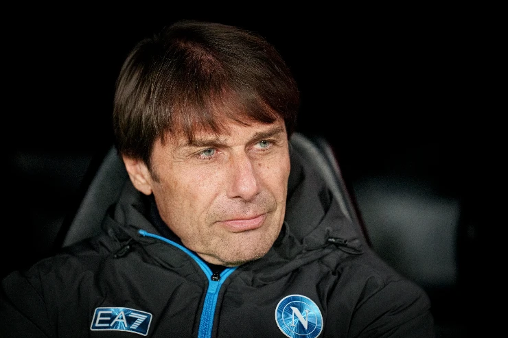 Antonio Conte seduto in panchina con il Napoli