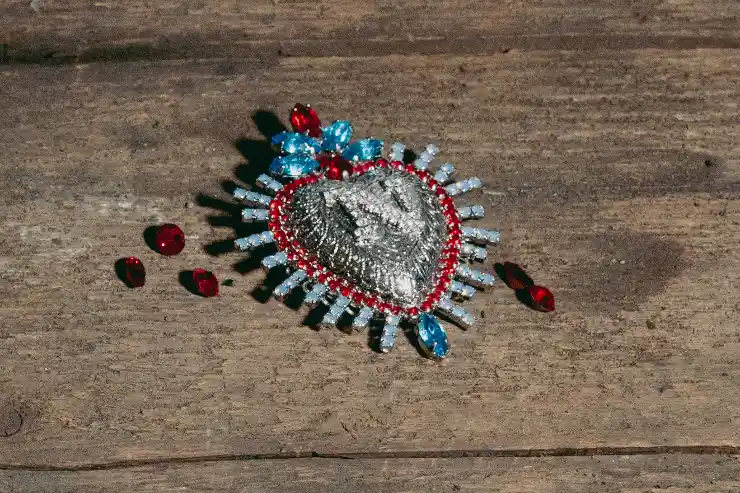 La spilla cuore sacro spicca fra i gioielli della SSC Napoli