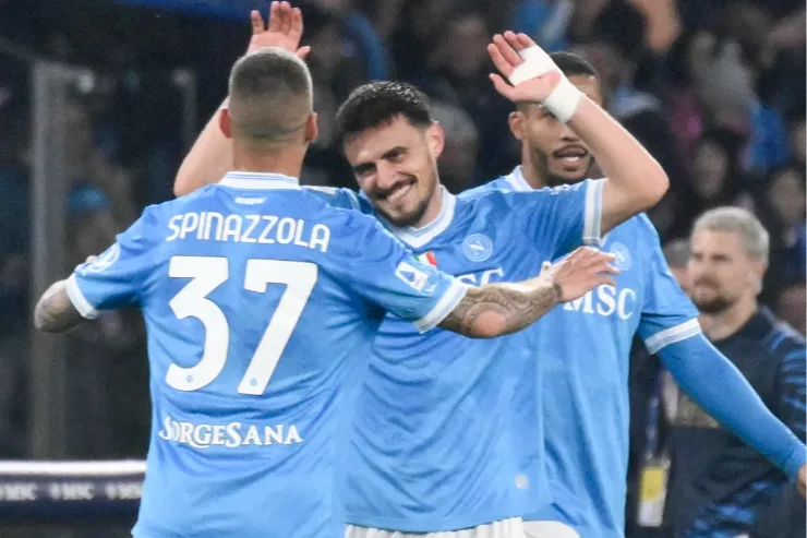 Spinazzola e Elmas si abbracciano dopo il gol del Napoli