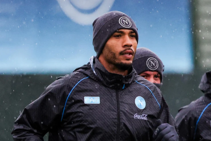 Juan Jesus durante l'allenamento del Napoli con berretto e giacca tecnica