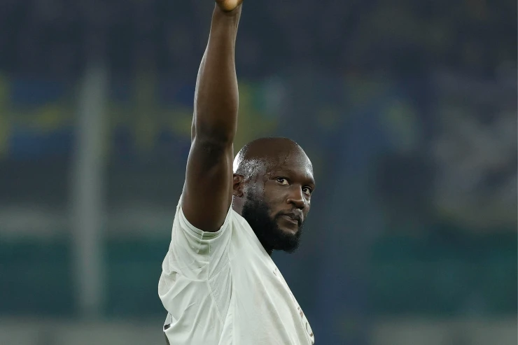 Romelu Lukaku con il pugno chiuso durante una partita del Napoli