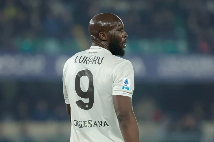 Romelu Lukaku di spalle con la maglia numero 9 del Napoli durante una partita