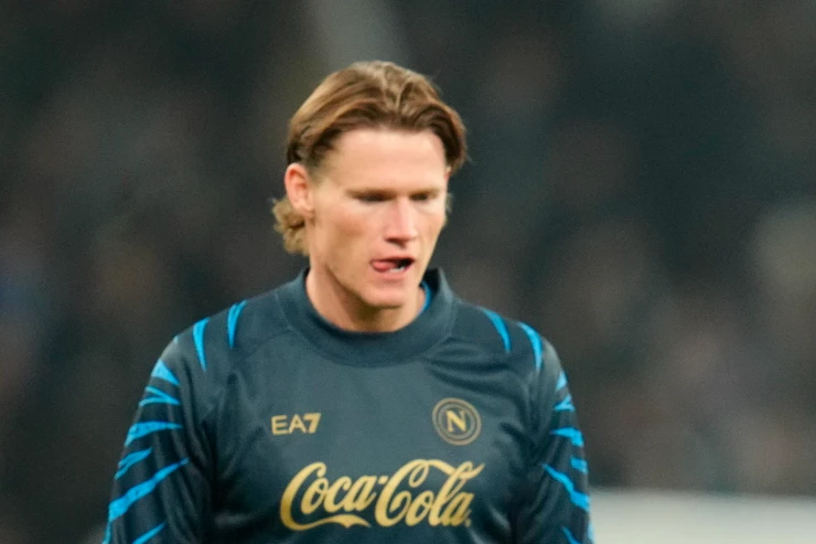 Scott McTominay in tenuta di allenamento del Napoli con logo EA7 e Coca-Cola