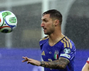 Matteo Politano in maglia Italia azzurra controlla il pallone durante una partita della Nazionale