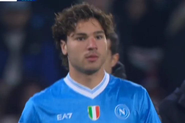 Antonio Vergara, attaccante del Napoli, indossa la maglia azzurra EA7 durante una partita