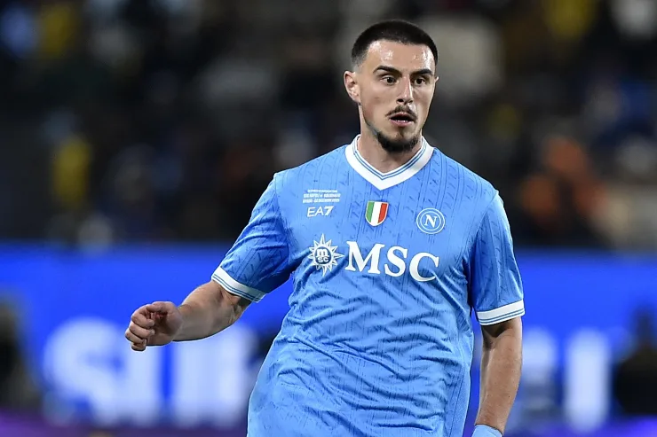 Eljif Elmas in campo con la maglia azzurra