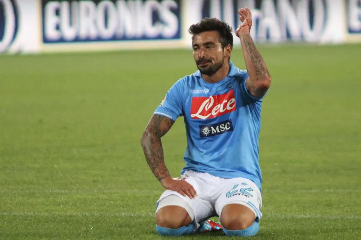 Ezequiel Lavezzi, ex attaccante del Napoli, sul prato dello Stadio San Paolo
