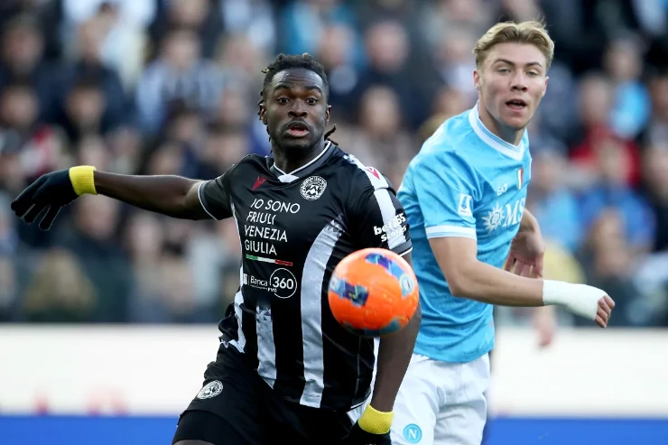 Oumar Solet, difensore dell'Udinese, nel corso del match contro il Napoli a duello con Hojlund