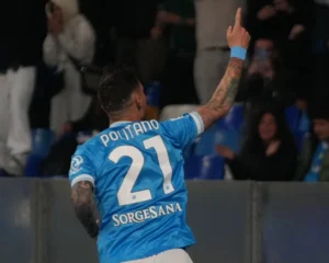 Matteo Politano esulta dopo il gol contro il Milan con la maglia del Napoli