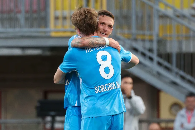 Rafa Marin, difensore del Villareal, abbraccia Scott McTominay nel corso di un match con la maglia del Napoli