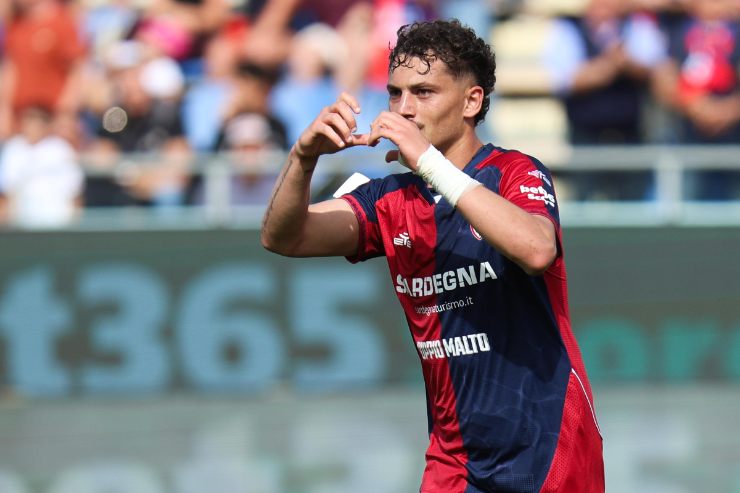 Sebastiano Esposito in campo col Cagliari