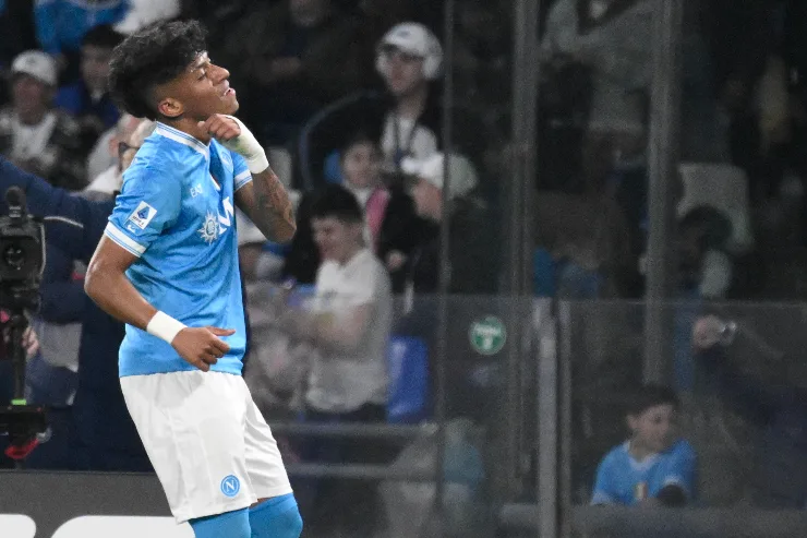 Alisson Santos esulta al gol