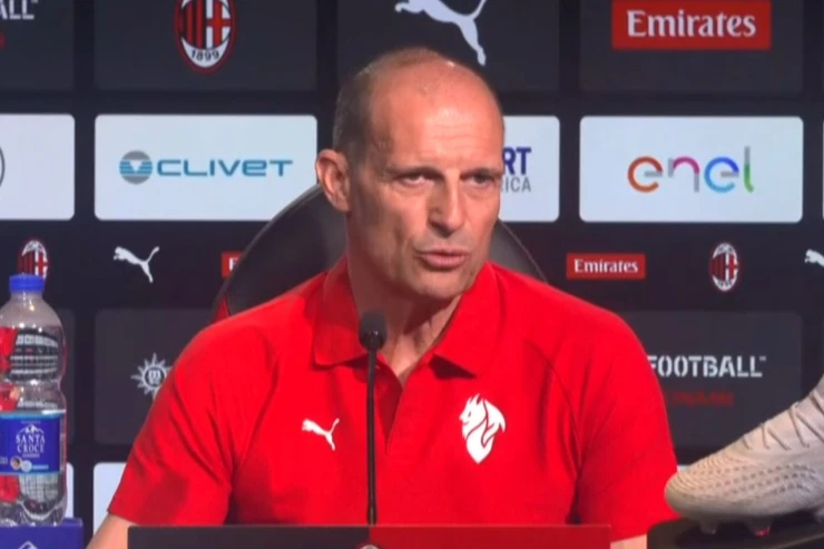 Massimiliano Allegri durante una conferenza stampa, indossa la divisa tecnica rossa del Milan con il logo Puma