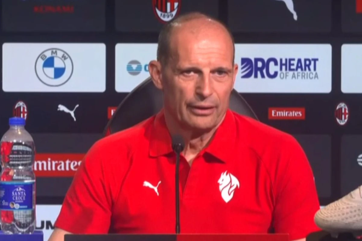 Massimiliano Allegri in conferenza stampa prima di Napoli-Milan con maglia del Milan