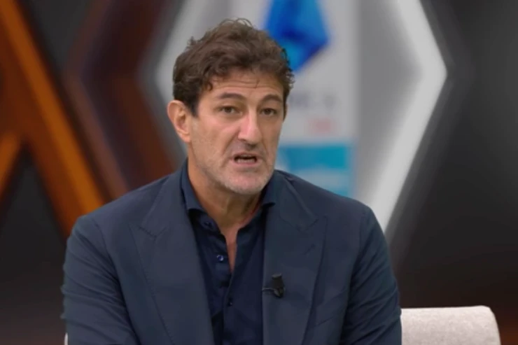 Ciro Ferrara durante un'intervista in studio televisivo, ex difensore del Napoli