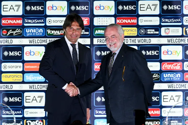 Antonio Conte e Aurelio De Laurentiis si stringono la mano