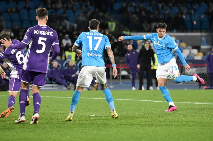 Giovane in partita con il Napoli