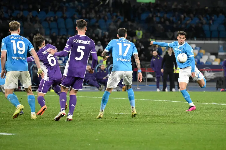 Giovane calcia il pallone