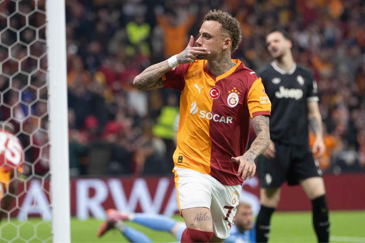 Noa Lang con la maglia del Galatasaray festeggia dopo un gol durante una partita di calcio