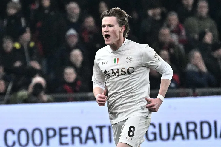 Scott McTominay in maglia Napoli numero 8 durante una partita, esultanza in campo