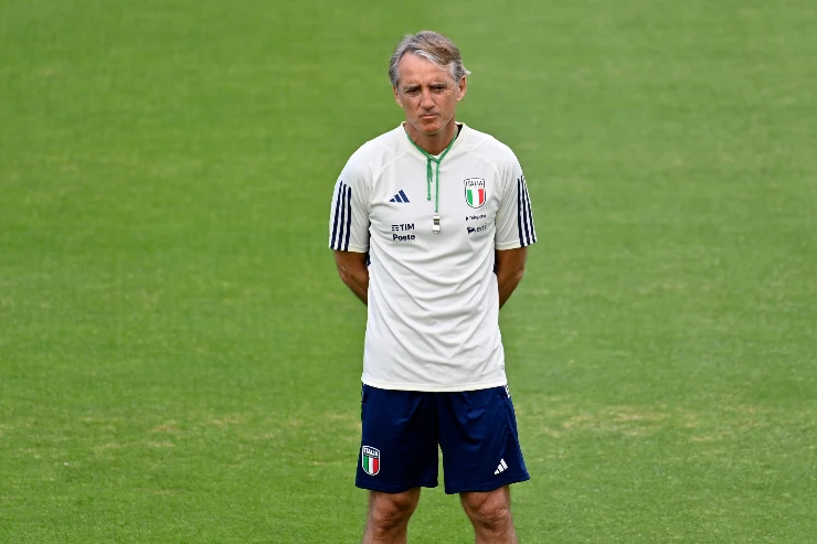 Roberto Mancini in tuta da allenamento Adidas con lo stemma della FIGC sul campo di allenamento