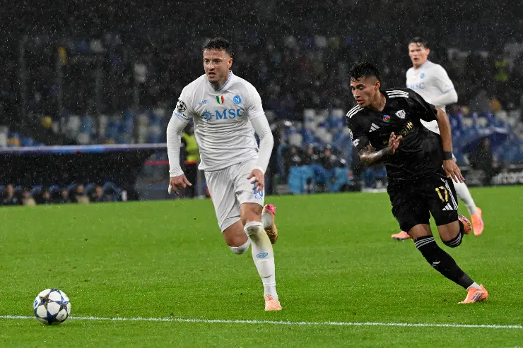 Amir Rrahmani in azione durante una partita del Napoli in maglia bianca