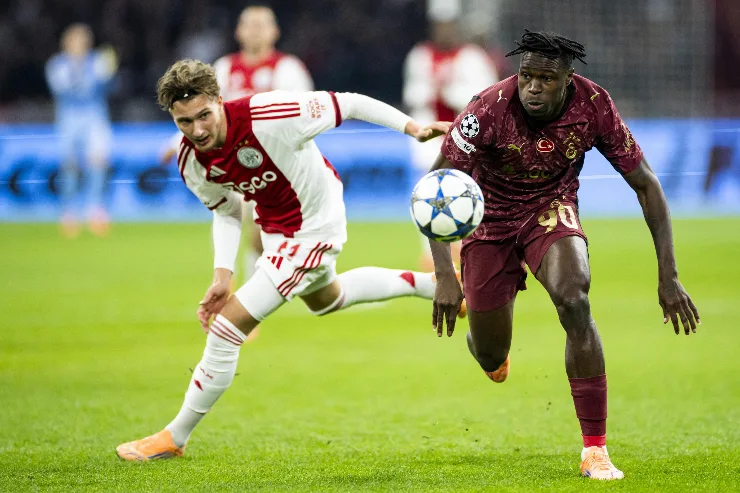 Wilfried Singo in azione con la maglia del Galatasaray durante una partita di Champions League