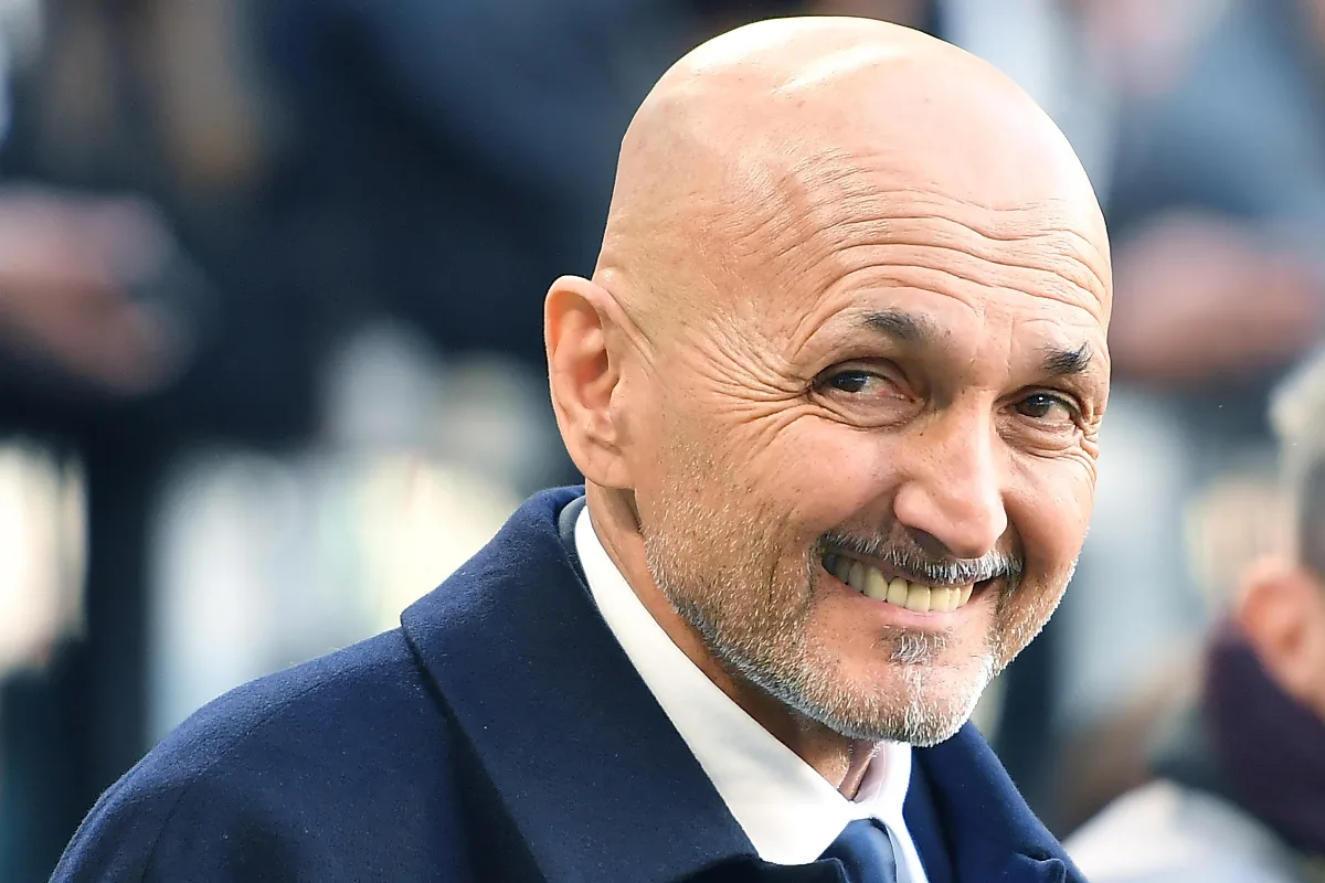 Luciano Spalletti, allenatore della Juventus, ritratto in primo piano con espressione sorridente durante una partita