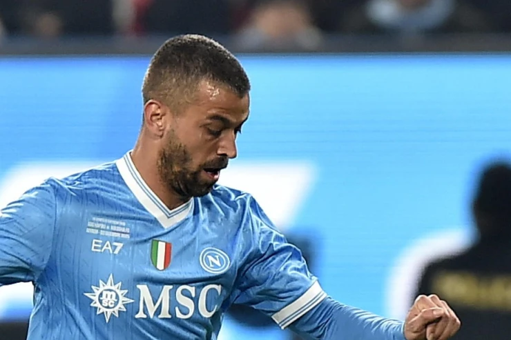 Leonardo Spinazzola in maglia Napoli durante la partita contro la Lazio, terzino azzurro in azione